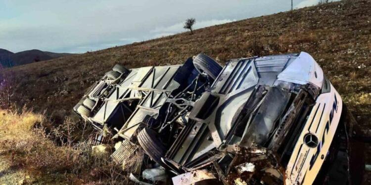 Yolcu otobüsü devrildi: 2 kişi yaşamını yitirdi