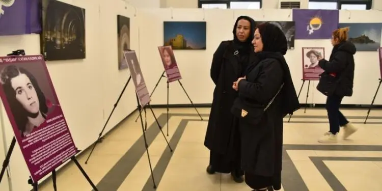 Polis 25 Kasım sergisinde fotoğraflara el koydu