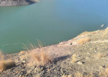 Colemêrg-Wan yolunda otomobil baraja düştü: 3 kişi kayıp