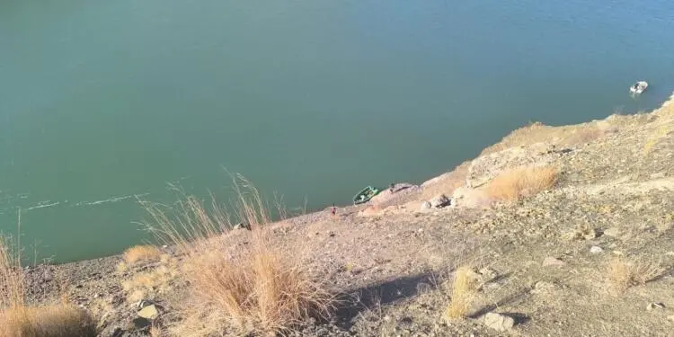 Colemêrg-Wan yolunda otomobil baraja düştü: 3 kişi kayıp