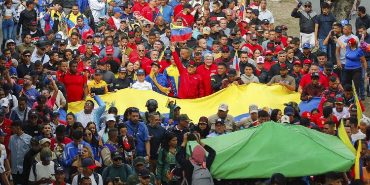 Venezuela’da binlerce kişi ABD tehditlerini protesto etti
