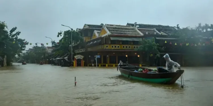 Vietnam’da sel bilançosu ağırlaşıyor: Ölü sayısı 40’a ulaştı