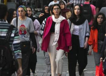 İran’da zorunlu başörtüsü tartışması derinleşiyor