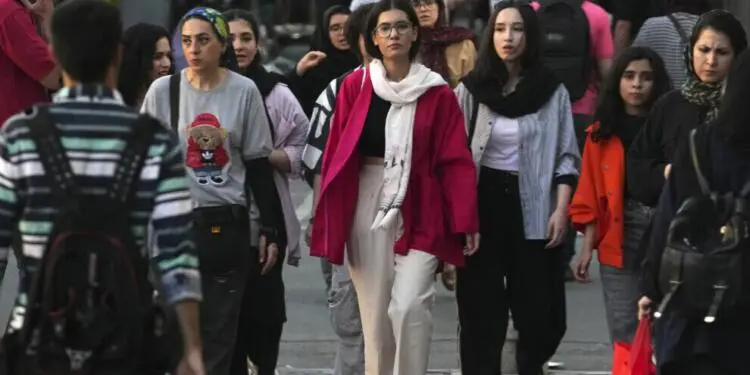 İran’da zorunlu başörtüsü tartışması derinleşiyor