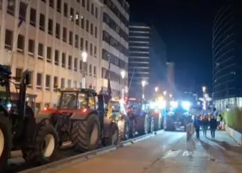 Brüksel’de çiftçi protestosu trafiği kilitledi