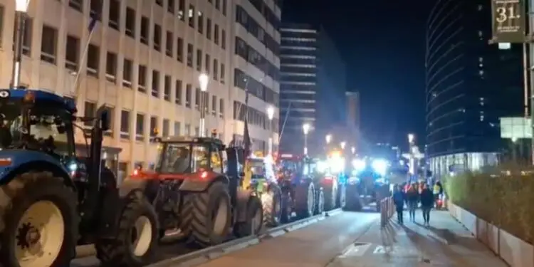 Brüksel’de çiftçi protestosu trafiği kilitledi
