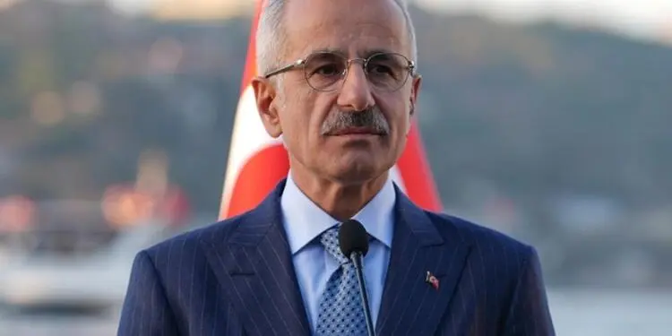 Bakandan arkadaşına ihale kıyağı