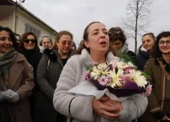 Cezaevinden çıkan Serap Avcı alkışlarla karşılandı