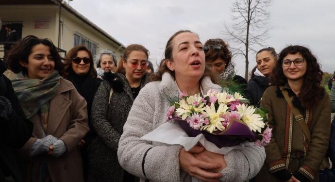 Cezaevinden çıkan Serap Avcı alkışlarla karşılandı