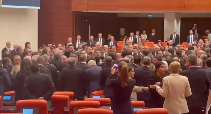 2026 bütçe teklifi Meclis’ten geçti: AKP ve CHP milletvekilleri arasında yumruklu kavga