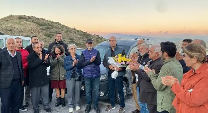 31 yıldan sonra tahliye edilen Esen, İzmir’de çiçeklerle karşılandı