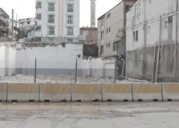 7 işçinin yaşamını yitirdiği parfüm fabrikası binası yıkıldı