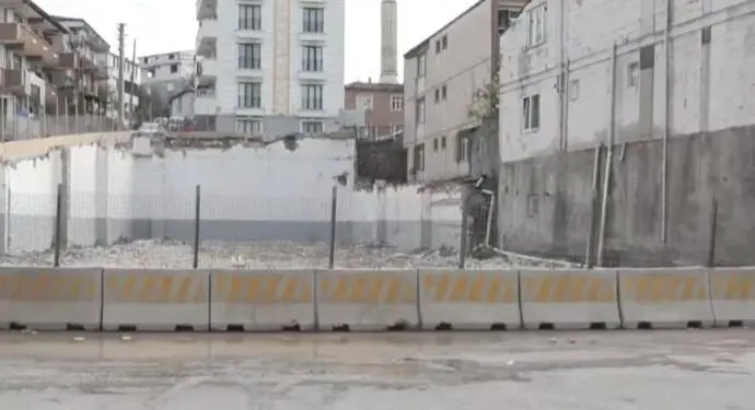 7 işçinin yaşamını yitirdiği parfüm fabrikası binası yıkıldı