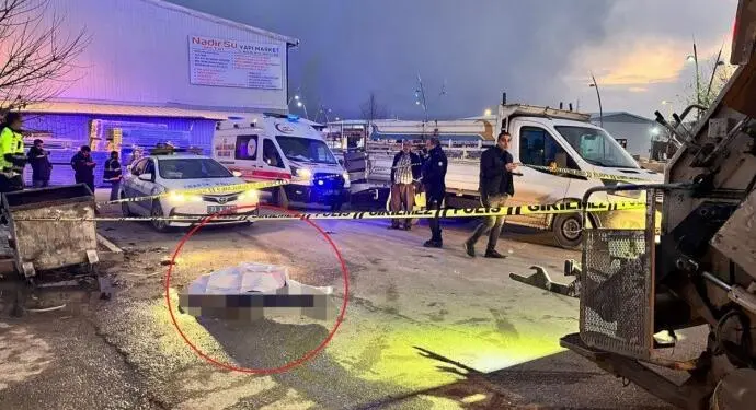 Çöp kamyonunun altında kalan belediye işçisi hayatını kaybetti