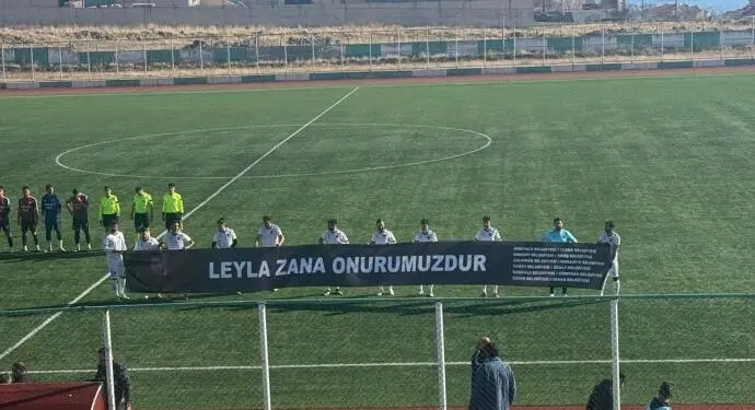 Maç karşılaşmasında ‘Leyla Zana onurumuzdur’ pankartı açıldı