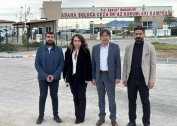 Kalp krizi geçiren tutsak ambulansta kelepçe ile tutuldu
