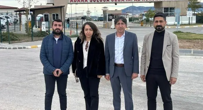 Kalp krizi geçiren tutsak ambulansta kelepçe ile tutuldu