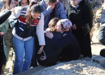Ailesinden 4 kişiyi kaybetti: Tutsak Rukiye Fidan taziyeye götürüldü