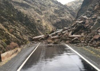 Karayolları Müdürlüğü kiralık iş makinesi ile yolu açtı