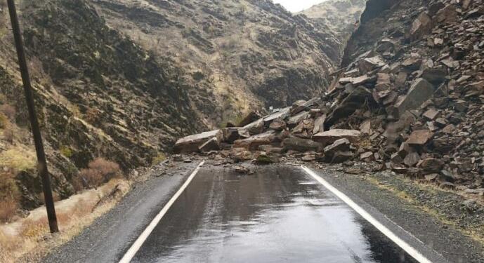 Karayolları Müdürlüğü kiralık iş makinesi ile yolu açtı