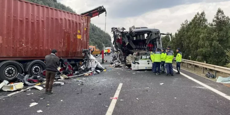Osmaniye’de yolcu otobüsü TIR’a çarptı: 6 ölü, 11 yaralı