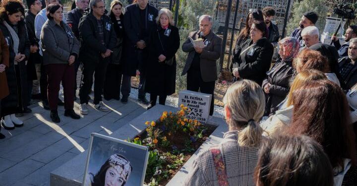 Ayşe Şan için mezarı başında anma