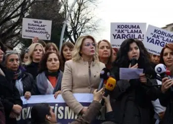 Meclis önünde cinsel istismar protestosu: Numan Kurtulmuş istifa