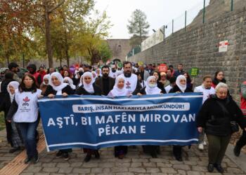 Amed’de insan hakları yürüyüşü: Barışçıl çözüm talebimizi yineliyoruz