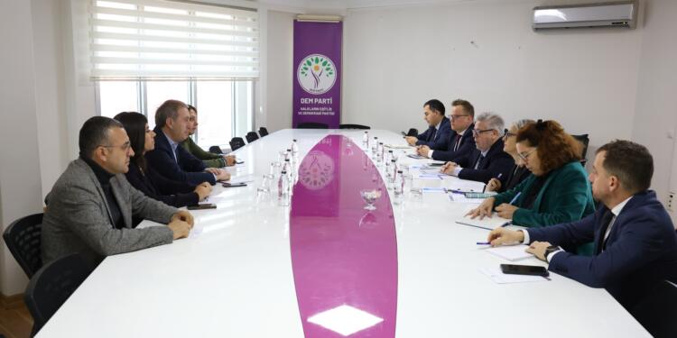 AP Türkiye Raportöründen DEM Parti’ye ziyaret