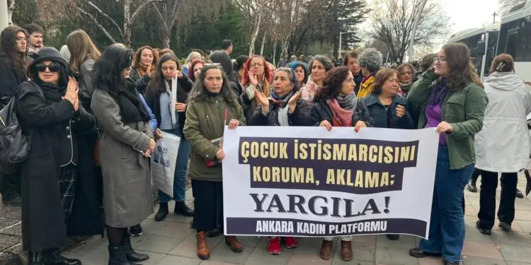 Kadınlar Meclis önünde: Cinsel saldırıyı protesto ediyor