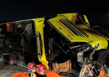 Endonezya’da yolcu otobüsü devrildi: En az 16 kişi hayatını kaybetti