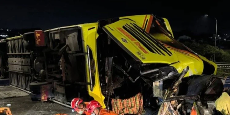 Endonezya’da yolcu otobüsü devrildi: En az 16 kişi hayatını kaybetti