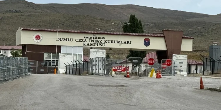 Kitaplara el konuldu, mektup sansürlendi: ‘Kendine iyi bak heval’ satırı bırakıldı