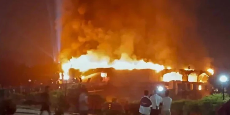 Hindistan’da gece kulübünde yangın çıktı: En az 25 ölü