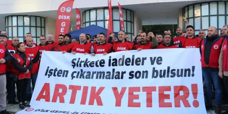 İşe iade kararı uygulanmayan İzBB işçileri eylemde