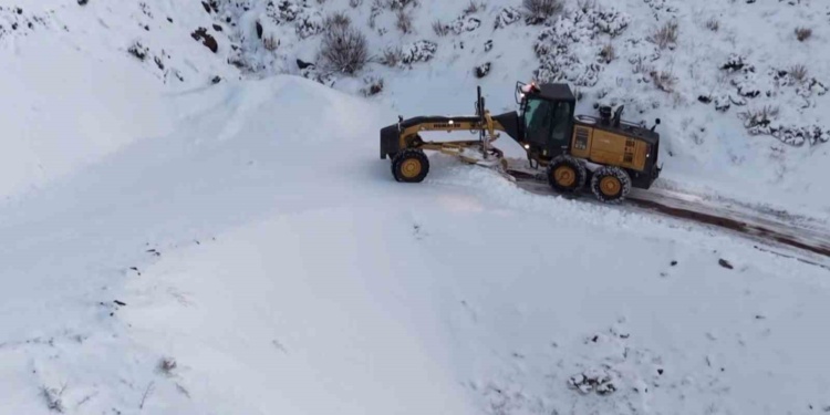 ADIYAMAN’DA, KAR YAĞIŞI NEDENİYLE 80 KÖY VE BU KÖYLERE BAĞLI MEZRALARA ULAŞIM SAĞLANAMIYOR. (CİHAN KİZİR - KÜRŞAT AKTAŞ/ADIYAMAN-İHA)