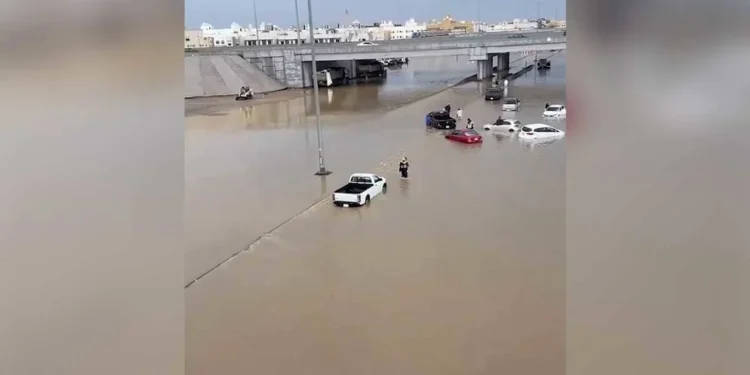 Suudi Arabistan’da şiddetli yağışlar sele yol açtı