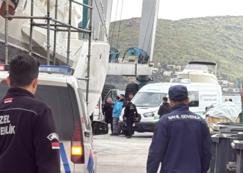 Muğla'nın Bodrum ilçesi açıklarında, düzensiz göçmenlerin olduğu değerlendirilen lastik botun batması sonucu ilk belirlemelere göre 11 kişi hayatını kaybetti, 21 kişi kurtarıldı. ( Yalıkavak Balıkçı Barınağı - Anadolu Ajansı )