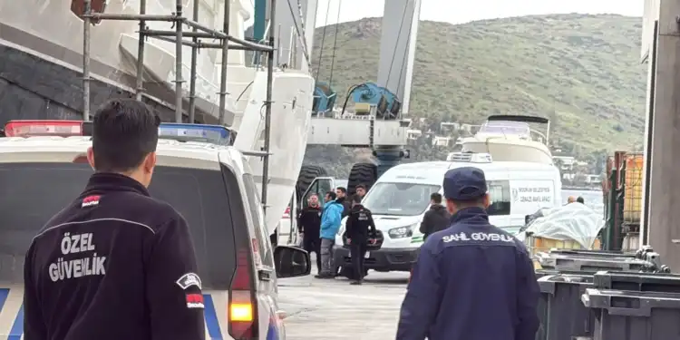 Muğla'nın Bodrum ilçesi açıklarında, düzensiz göçmenlerin olduğu değerlendirilen lastik botun batması sonucu ilk belirlemelere göre 11 kişi hayatını kaybetti, 21 kişi kurtarıldı. ( Yalıkavak Balıkçı Barınağı - Anadolu Ajansı )