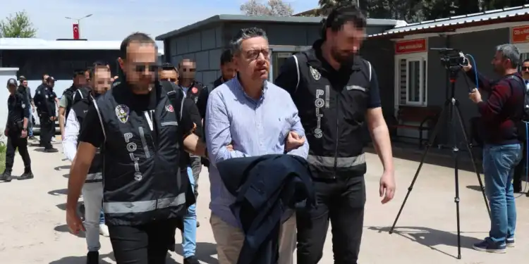 Halfeti Belediyesine yönelik operasyonda gözalt1na al1nan 46 _üpheli adliyeye sevk edildi