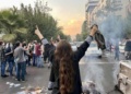 Des gens manifestent dans le centre de Téhéran, en Iran, le 19 septembre 2022, en réaction a la mort de Mahsa Amini 3 jours plus tôt.