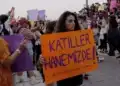 İstanbul Sözleşmesi’ni Uygula Kampanya Grubunun çağrısıyla Kadıköy Rıhtım’da bir araya gelen kadınlar "hayatlarımız için isyandayız "dedi.

(Fotoğraf :Şafak Hacaloğlu)