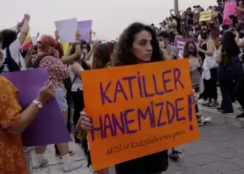 İstanbul Sözleşmesi’ni Uygula Kampanya Grubunun çağrısıyla Kadıköy Rıhtım’da bir araya gelen kadınlar "hayatlarımız için isyandayız "dedi.

(Fotoğraf :Şafak Hacaloğlu)