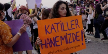 İstanbul Sözleşmesi’ni Uygula Kampanya Grubunun çağrısıyla Kadıköy Rıhtım’da bir araya gelen kadınlar "hayatlarımız için isyandayız "dedi.

(Fotoğraf :Şafak Hacaloğlu)