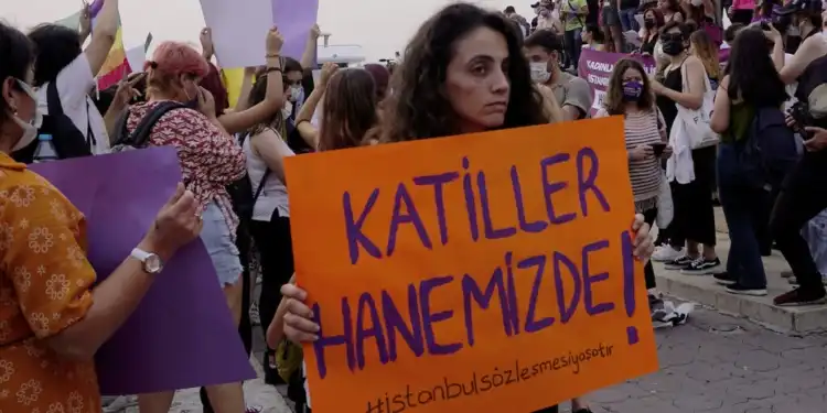 İstanbul Sözleşmesi’ni Uygula Kampanya Grubunun çağrısıyla Kadıköy Rıhtım’da bir araya gelen kadınlar "hayatlarımız için isyandayız "dedi.
(Fotoğraf :Şafak Hacaloğlu)
