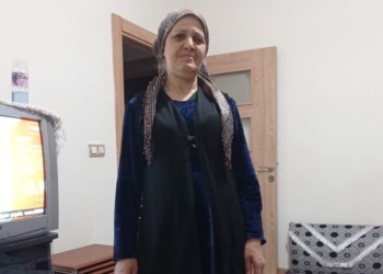 HAKKARİ’NİN YÜKSEKOVA İLÇESİNDE ALZHEİMER HASTASI OLDUĞU ÖĞRENİLEN 56 YAŞINDAKİ AYFER KIZILDOĞAN, EVİNDE GEÇİRDİĞİ ANİ RAHATSIZLIK SONUCU HAYATINI KAYBETTİ. ANNELERİNDEN HABER ALAMAYAN ÇOCUKLARININ İHBARI ÜZERİNE EVE GİREN EKİPLER, KADININ CANSIZ BEDENİYLE KARŞILAŞTI. (METİN TEK/HAKKARİ-İHA)