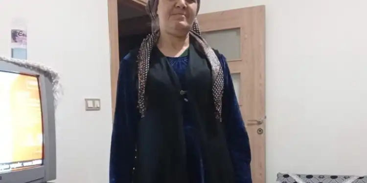HAKKARİ’NİN YÜKSEKOVA İLÇESİNDE ALZHEİMER HASTASI OLDUĞU ÖĞRENİLEN 56 YAŞINDAKİ AYFER KIZILDOĞAN, EVİNDE GEÇİRDİĞİ ANİ RAHATSIZLIK SONUCU HAYATINI KAYBETTİ. ANNELERİNDEN HABER ALAMAYAN ÇOCUKLARININ İHBARI ÜZERİNE EVE GİREN EKİPLER, KADININ CANSIZ BEDENİYLE KARŞILAŞTI. (METİN TEK/HAKKARİ-İHA)