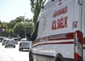 Acil durumdaki hastalara yetişebilmek için en fazla 90 saniye içinde 112 Acil Sağlık İstasyonundan çıkan ambulanslar, trafikte yol vermeyen sürücüler nedeniyle bazen hastalara ulaşmakta gecikiyor. ( Osmancan Gürdoğan - Anadolu Ajansı )