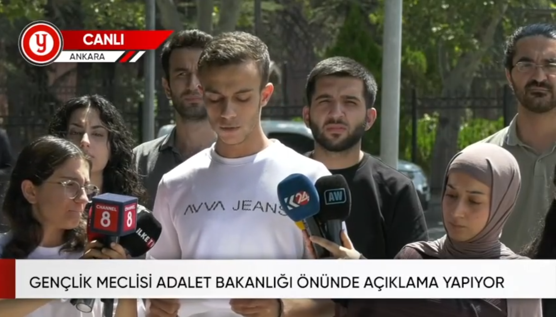 Gençlik Meclisi Adalet Bakanlığı önünde açıklama yapıyor