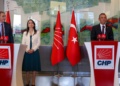 Cumhuriyet Halk Partisi Genel Başkanı Özgür Özel, Halkların Eşitlik ve Demokrasi Partisi (DEM Parti) Eş Genel Başkanları Tülay Hatimoğulları Oruç ve Tuncer Bakırhan ile CHP Genel Merkezi'nde ortak basın açıklaması yaptı.